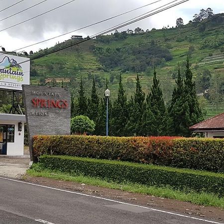 New Mountain Springs Hotel & Resort Lembang Exterior foto